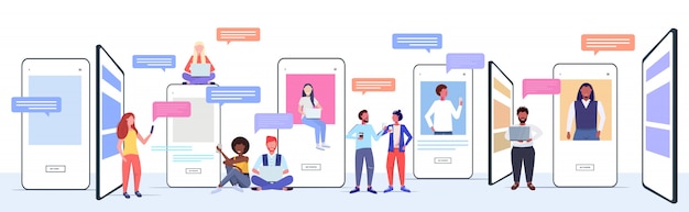 Mezclar personas de raza que usan aplicaciones de chat en dispositivos digitales concepto de comunicación de burbuja de chat de red social