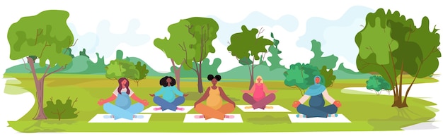 Mezclar la raza de las mujeres embarazadas haciendo yoga ejercicios de fitness formación concepto de estilo de vida saludable niñas meditando en el fondo del paisaje del parque