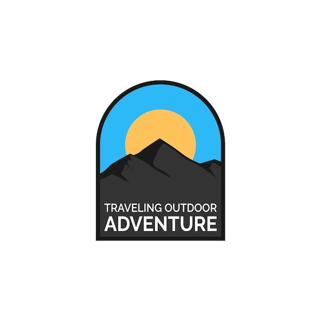 Montaña colina pico mar y sol hipster paisaje aventura viajar logo diseño vector inspiración