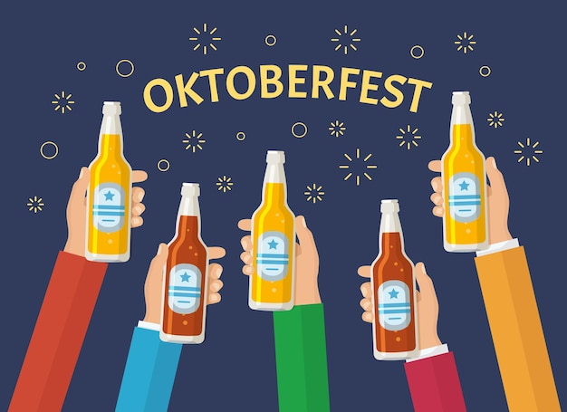 Muchas manos sosteniendo las botellas de cerveza.