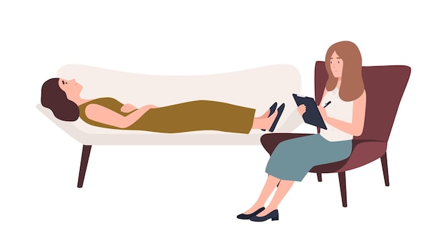 Mujer acostada en el sofá y psicóloga, psicoanalista o psicoterapeuta sentada en una silla con cuaderno en mano y hablando