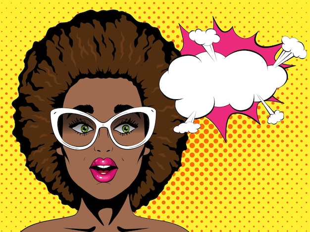 Mujer africana sorprendida con la boca abierta y el peinado afro con gafas y bocadillo de diálogo Pop art retro comic style