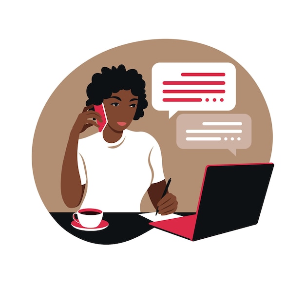 Mujer africana trabaja en una computadora portátil y habla por teléfono sentado en una mesa en casa con una taza de café y papeles.