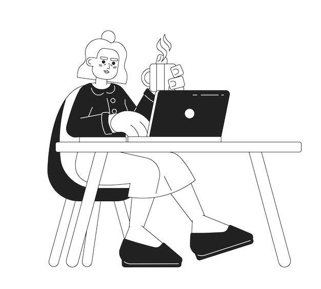 Mujer anciana jubilada escribiendo en un portátil ilustración plana de dibujos animados en blanco y negro Mujer freelance sénior sentada en un escritorio personaje lineal 2D aislado Bebiendo café imagen vectorial de escena monocromática
