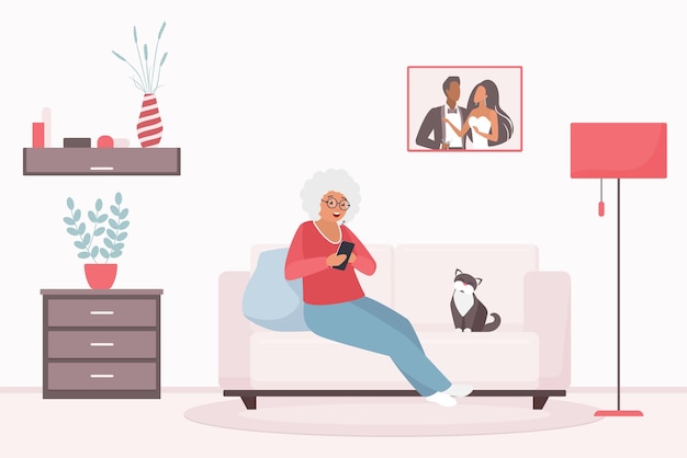 Mujer anciana usando el teléfono abuela sentada en el sofá en la sala de estar de la casa con un teléfono inteligente