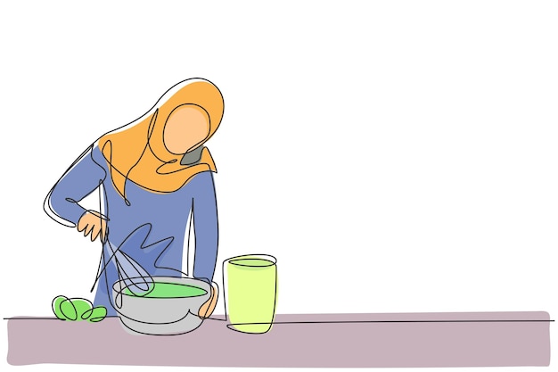 Una mujer árabe que dibuja una línea continua habla por teléfono inteligente mientras prepara la cena en una cocina acogedora