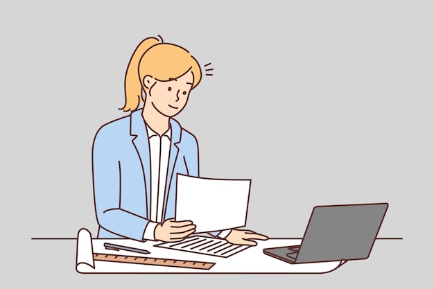 Mujer arquitecta trabaja en computadora en la oficina