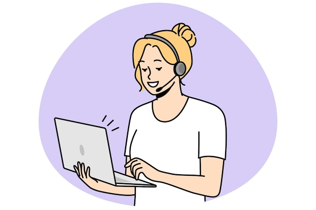 La mujer en el auricular tiene una computadora portátil que se comunica con sus colegas