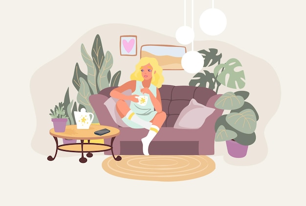 Mujer bebiendo café Niña descansando sola en el sofá Estilo plano de dibujos animados Mujer joven con bebida caliente Personaje lindo sentado en el sofà en casa Interior acogedor de la habitación Vector pasatiempo de ocio