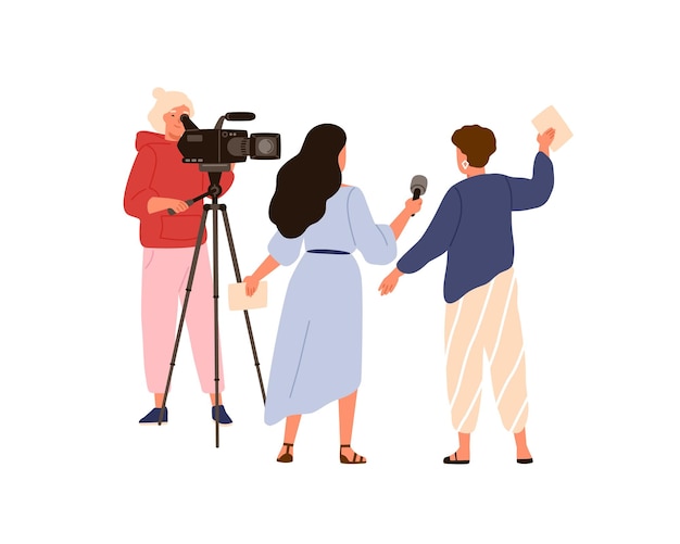 Mujer camarógrafo y corresponsal haciendo reportajes en vivo. Entrevista de grabación de periodista profesional. Trabajadores de los medios con equipos aislados en blanco. Ilustración de vector de estilo de dibujos animados plana.