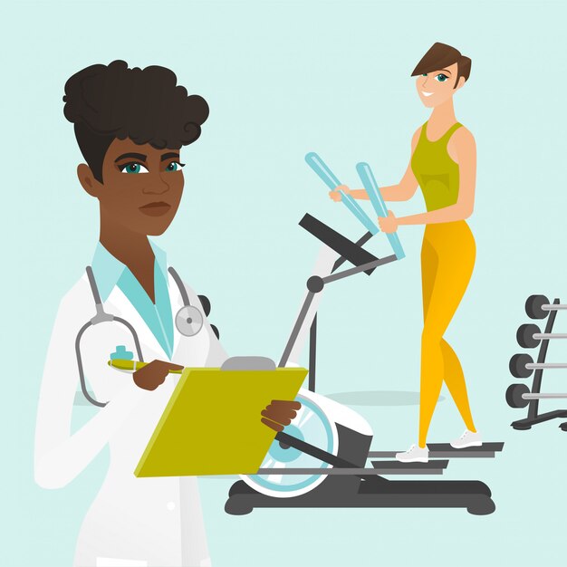 Mujer caucásica haciendo ejercicio en entrenador elíptico.