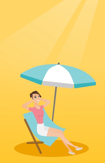 Mujer caucásica joven que se relaja en la silla de playa.