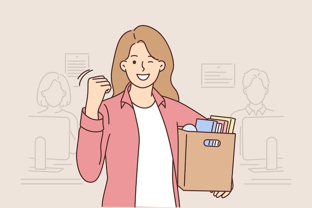 Mujer celebra el despido de pie en la oficina con una caja de cartón llena de artículos personales