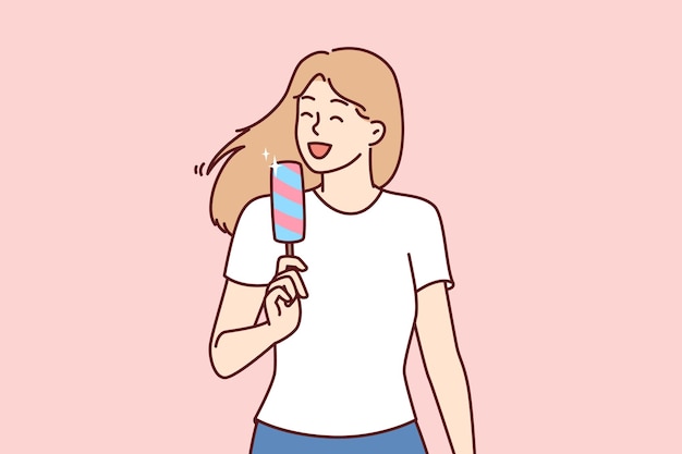 La mujer come helado para refrescarse en el caluroso verano y disfrutar de un postre dulce y frío