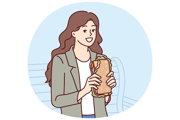 La mujer come un sándwich mientras se sienta en un banco en el parque y disfruta de la comida callejera y el buen tiempo