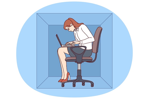 Una mujer con una computadora portátil se sienta en una caja de cartón escribiendo un artículo trabajando en una oficina apretada de una pequeña empresa