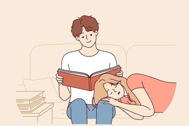 La mujer duerme en el regazo del novio leyendo un libro sentada en el sofá y sintiéndose segura gracias a la relación