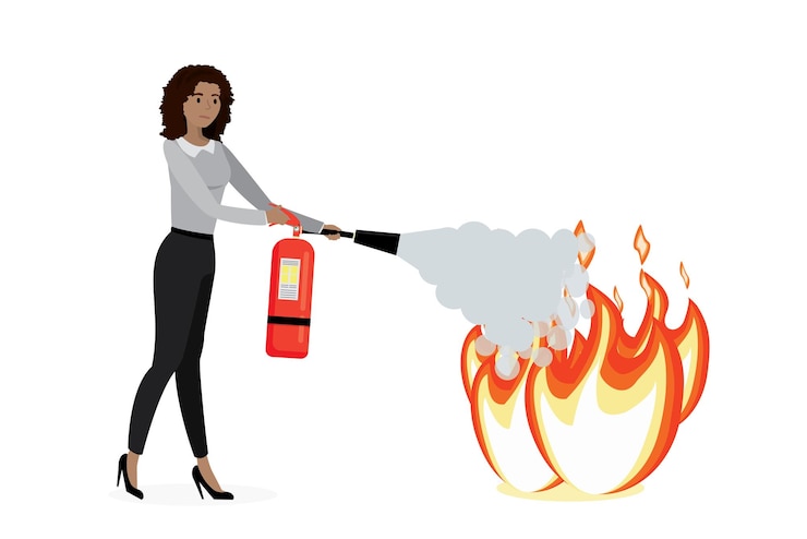 Vector mujer empleada de oficina sostiene un extintor de fuego rojo empleada extingue el fuego aislado en blanco