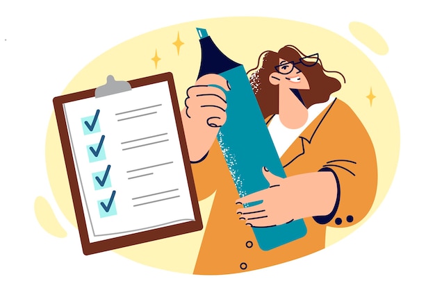 La mujer está planeando y llenando el clipboard con una lista de verificación con un marcador gigante en las manos