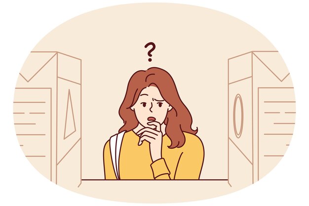 La mujer está tratando de elegir entre dos productos similares con marcas diferentes colocados en los estantes de las tiendas