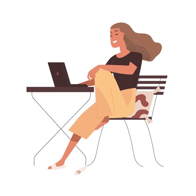 Mujer feliz en la computadora portátil en el trabajo en línea y estudio remoto. Trabajador independiente sentado en una silla a la mesa con PC. Chica independiente sonriente. Ilustración de vector plano aislado sobre fondo blanco