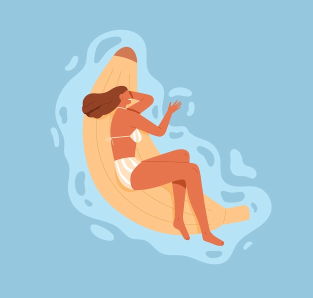 Mujer feliz flotando, acostada sobre un colchón de plátano de goma inflable en la piscina. Persona bronceada nadando en agua en vacaciones de verano. Hembra en el ocio de verano. Ilustración de vector plano coloreado