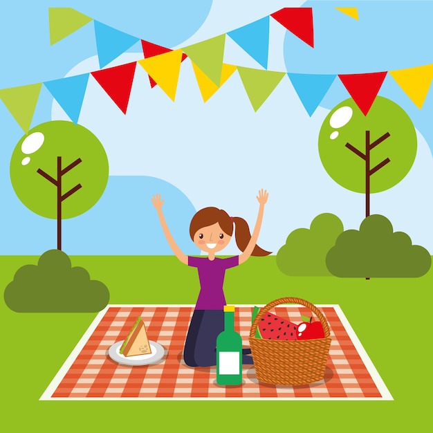 Mujer feliz haciendo picnic en el parque