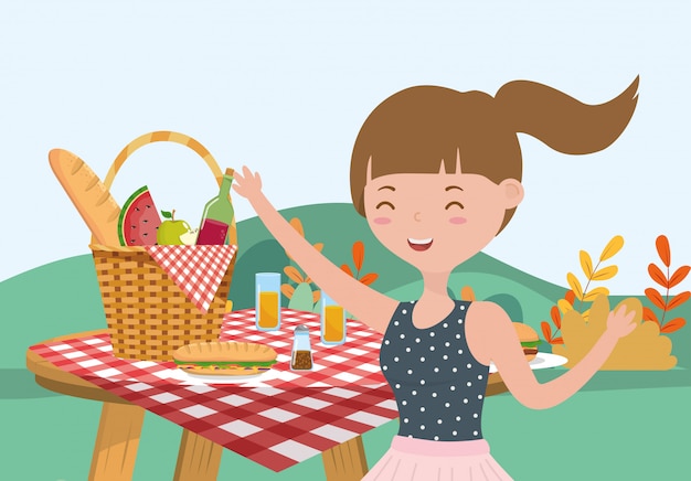 Mujer feliz mesa comida en cesta picnic prado
