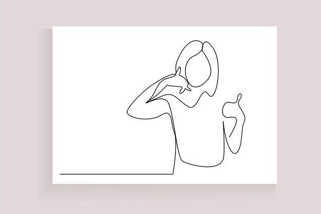 una mujer haciendo una señal de llamada telefónica con las manos