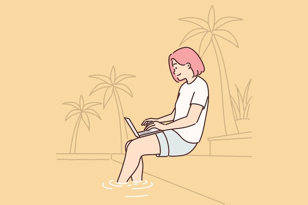 Mujer independiente que trabaja con una computadora portátil sentada en la playa bajo una palmera o cerca de la piscina en un hotel resort