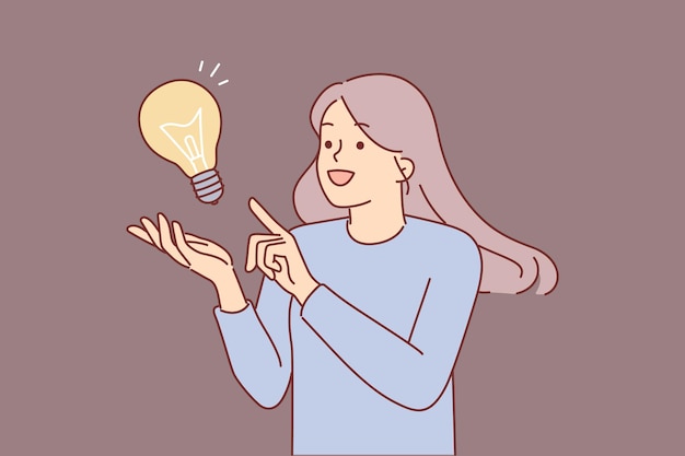 Una mujer inspirada tiene una idea para ahorrar recursos energéticos y se encuentra cerca de una lámpara gigante.