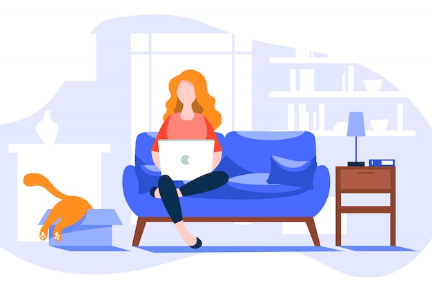 Mujer joven en la computadora en internet, trabajando desde casa en el período de cuarentena. La mujer joven permanece aislada en casa y trabajando en línea en casa en la computadora.