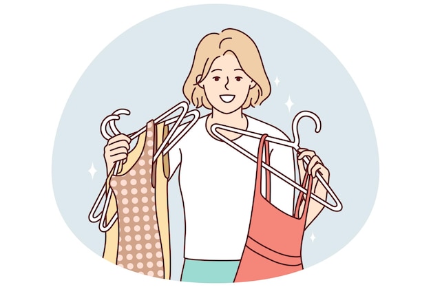 Mujer joven feliz con vestidos en perchas comprando en el centro comercial chica sonriente comprando moda