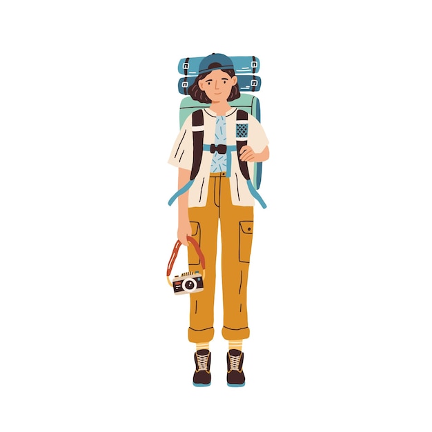 Mujer joven con mochila y cámara lista para viajar. Mujer turista o excursionista con ropa de senderismo aislada de fondo blanco. Ilustración de vector plano coloreado.