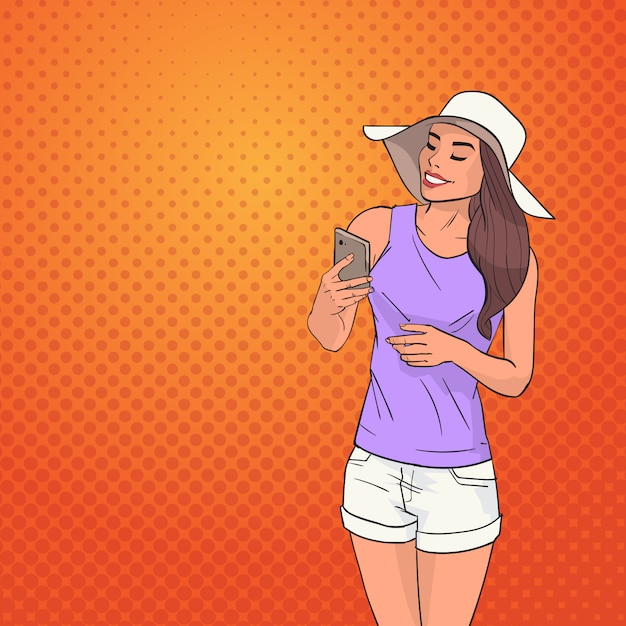 Vector mujer joven que usa el teléfono inteligente de red celular en línea sobre fondo de estilo retro colorido pop art