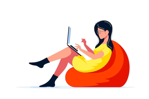 Mujer joven sentada en la bolsa de la silla y trabajando en equipo. Trabajo remoto, oficina en casa, concepto de autoaislamiento. Ilustración de estilo plano.