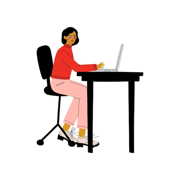Mujer joven sentada en un escritorio y trabajando en una computadora portátil Freelance o concepto de red social Ilustración vectorial en fondo blanco