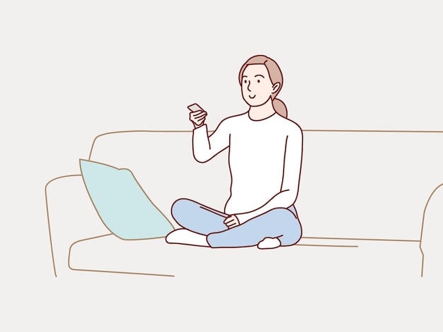 Mujer joven sonriente viendo la televisión con control remoto en el sofá ilustración de estilo coreano simple