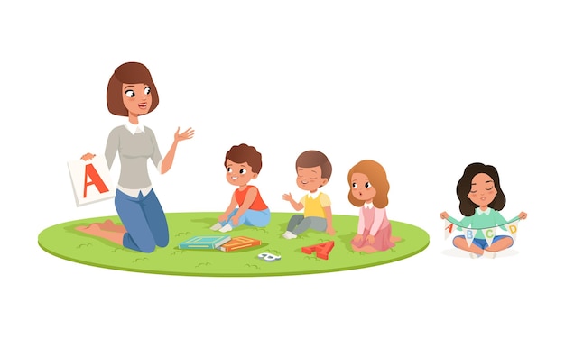 Mujer joven sosteniendo tarjetas de abecedario y enseñando a niños letras del alfabeto conjunto de ilustraciones vectoriales