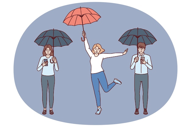 Mujer libre de adicciones digitales cerca de amigos con sombrillas y teléfonos usando las redes sociales