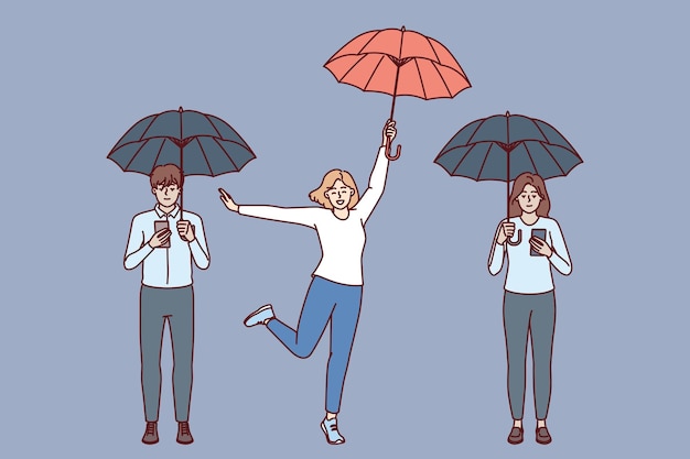 Mujer libre de adicciones digitales cerca de amigos con sombrillas y teléfonos usando las redes sociales