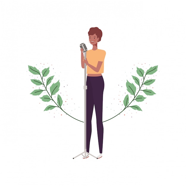 Mujer con micrófono y ramas y hojas