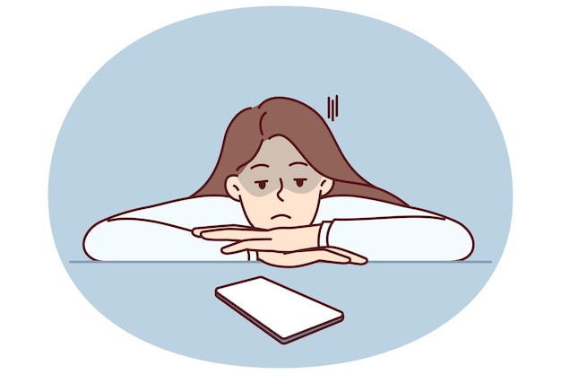 Mujer mira el teléfono esperando una llamada de su novio o un mensaje de texto que sufre de adicción digital