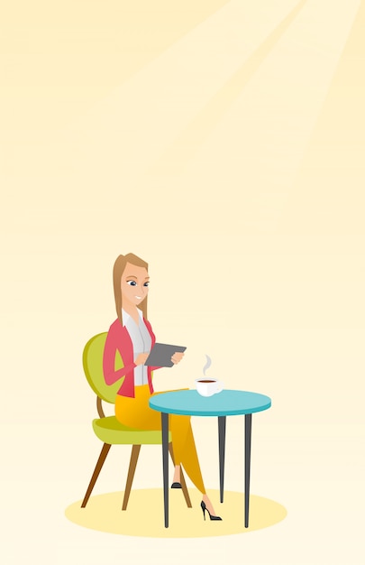 Mujer navegando en la red social en el café.