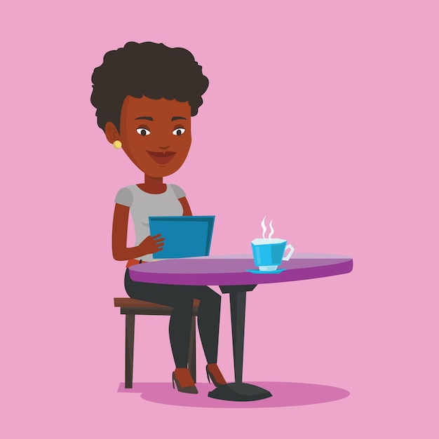 Mujer navegando en la red social en la cafetería.