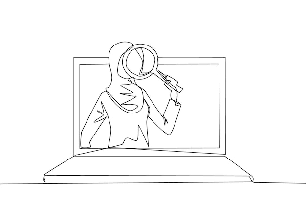 Una mujer de negocios árabe salió de la pantalla de la computadora portátil sosteniendo la lupa