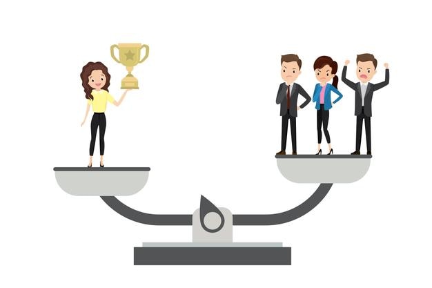 Mujer de negocios en la balanza mujer ganadora con una copa y grupo de perdedores ilustración vectorial