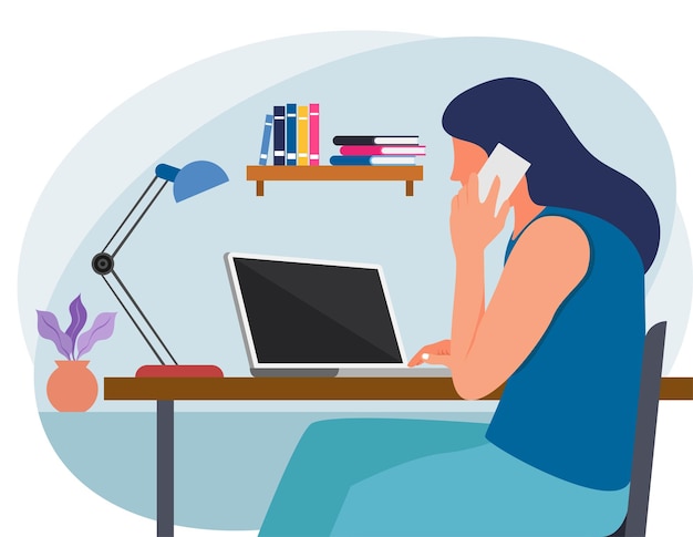 Mujer de negocios hablando por móvil y trabajando en portátil