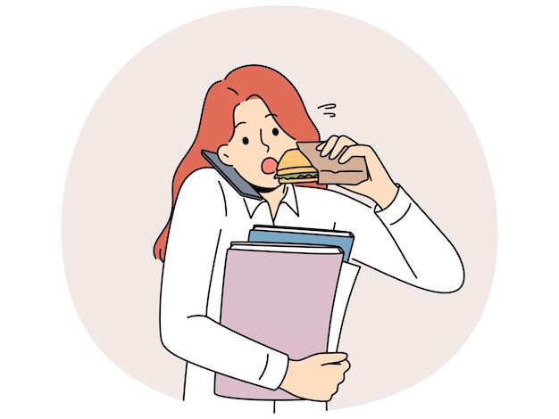 Mujer ocupada multitarea contesta el teléfono mordiendo un sándwich para ahorrar tiempo en un sabroso almuerzo