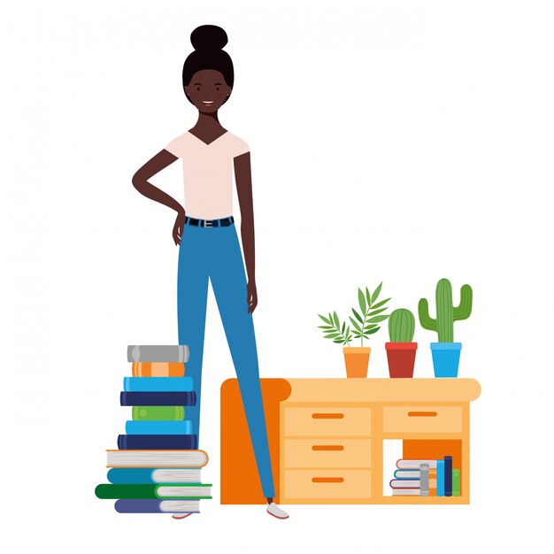 Mujer de pie con estantería de madera y libros.